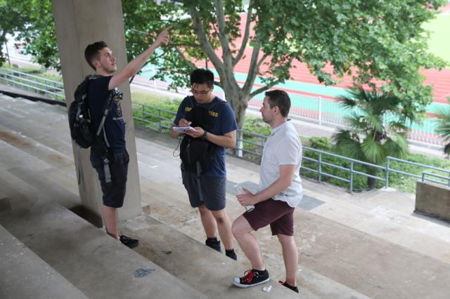 学生实地考察中央体育场建筑结构