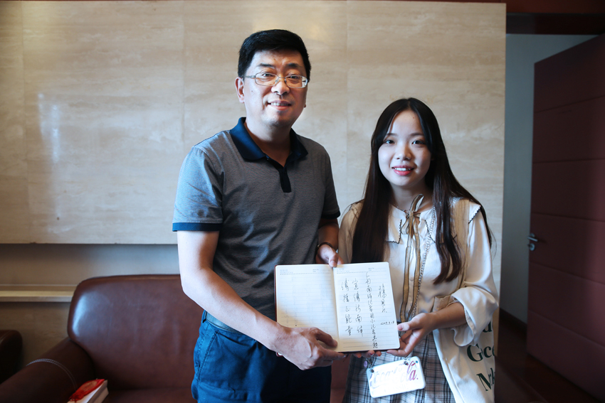 校党委书记朱传耿,校长杨国庆为校大学生记者团