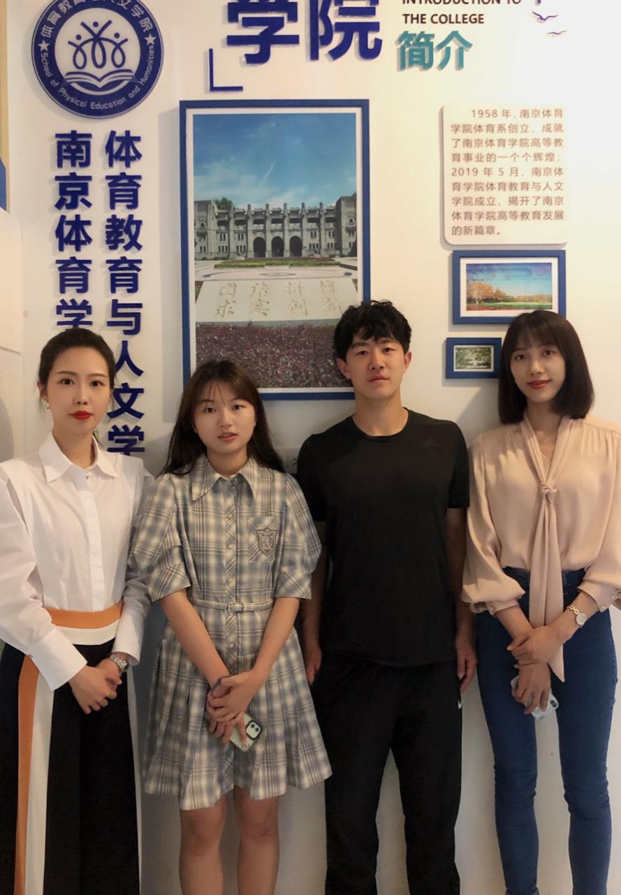 特等奖获得者顾珂一同学(右二)与一等奖获得者李晨晖同学(左二)与指导