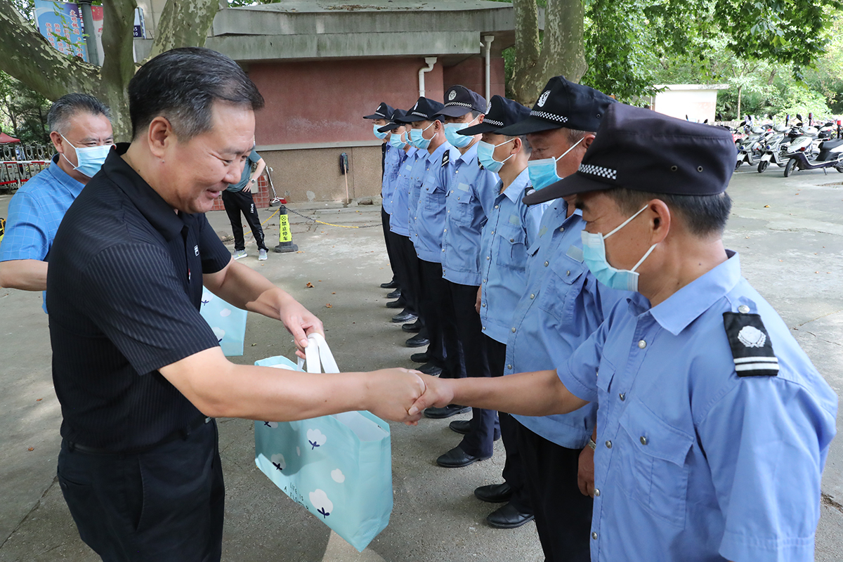 校领导看望慰问暑期坚守岗位的安保后勤职工