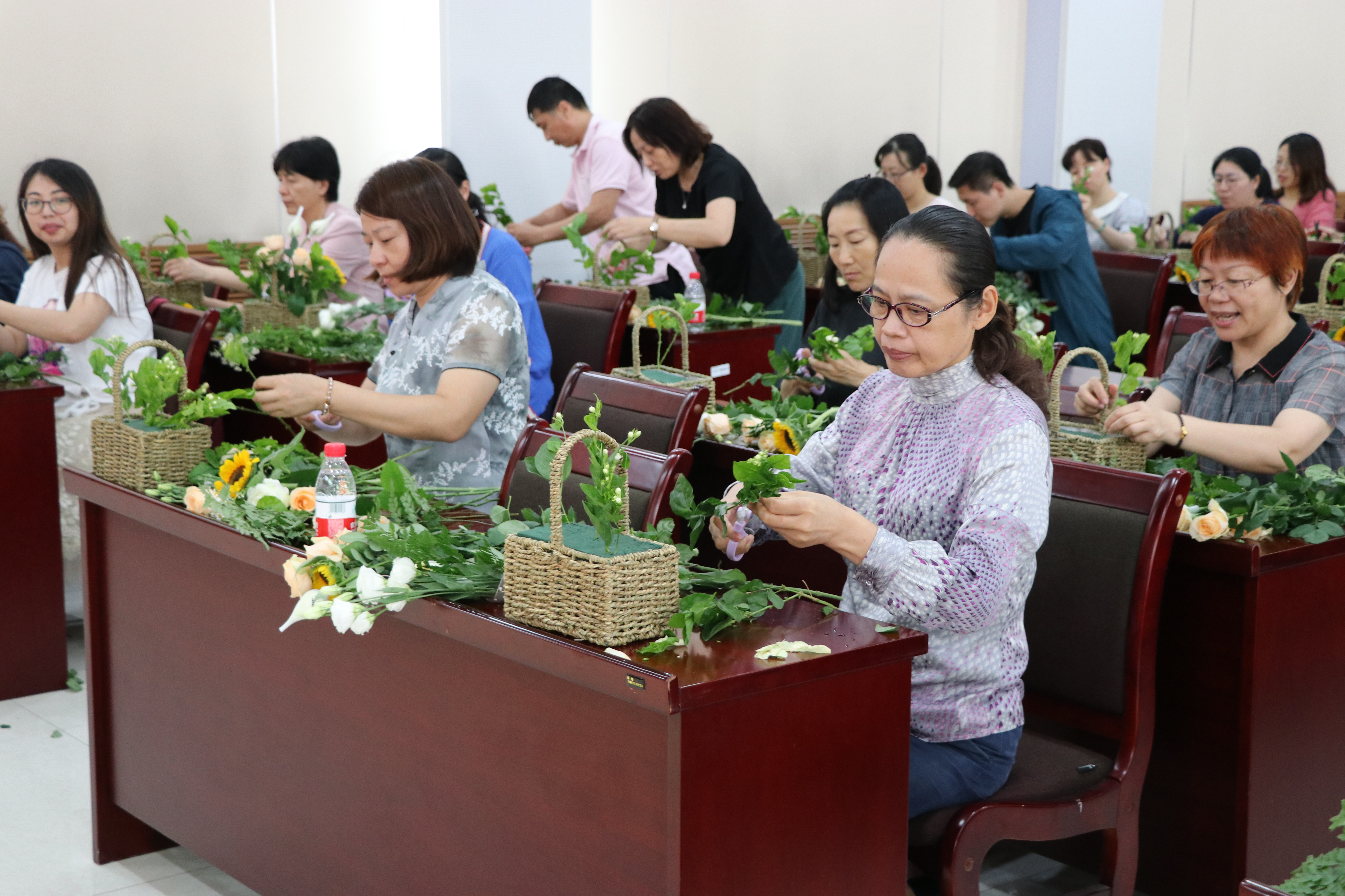 校工会举办"花聚南体·芬芳馥郁"插花艺术讲座