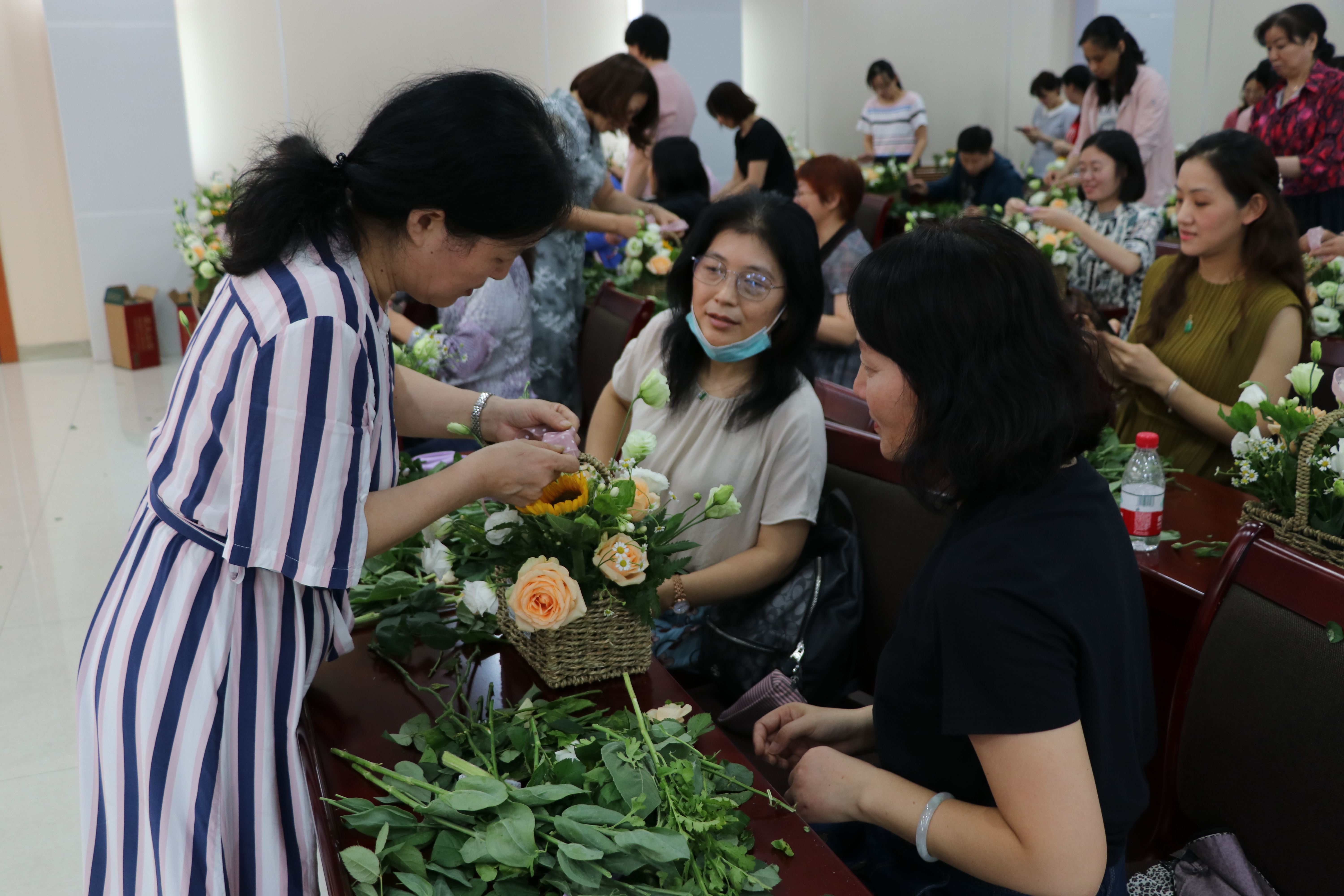 通过此次插花花艺讲座活动,参加的教职工们个个热情饱满,心情愉悦