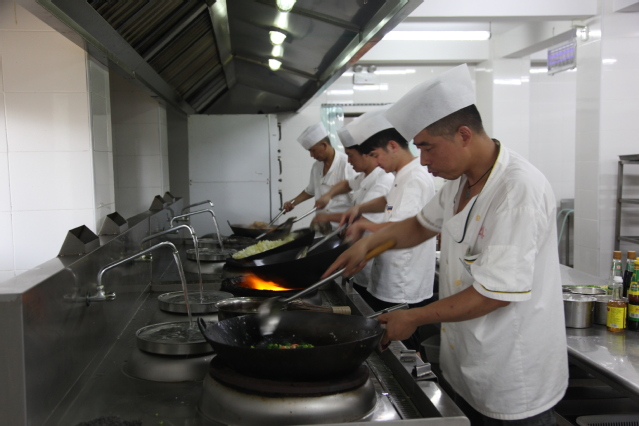 运动员食堂职工劳动身影