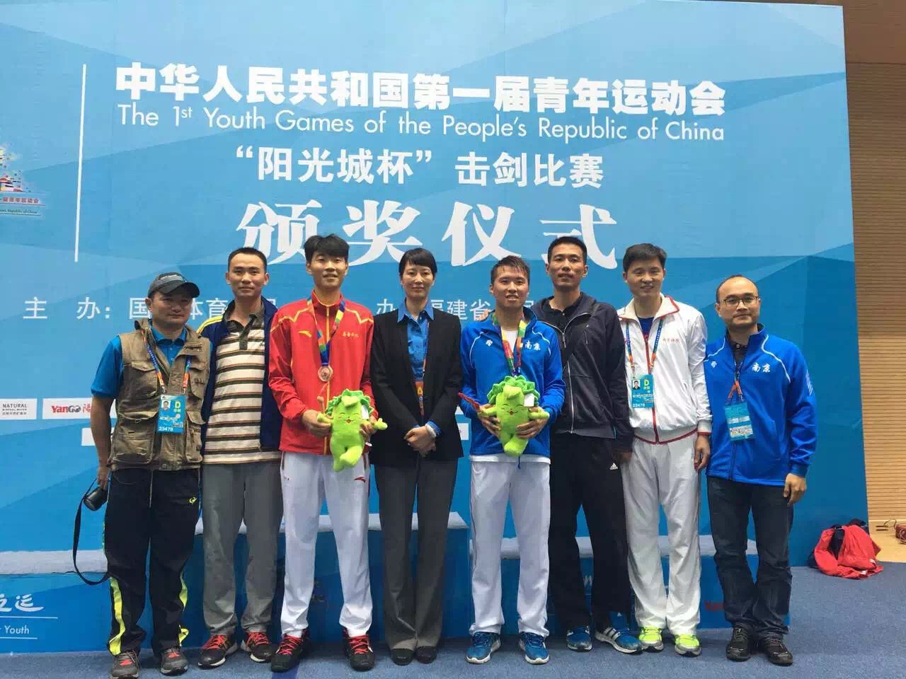 我院击剑队黄露露夺一青会男子佩剑个人冠军