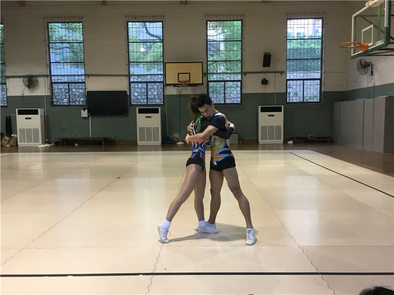 校健美操队举行赛前测试