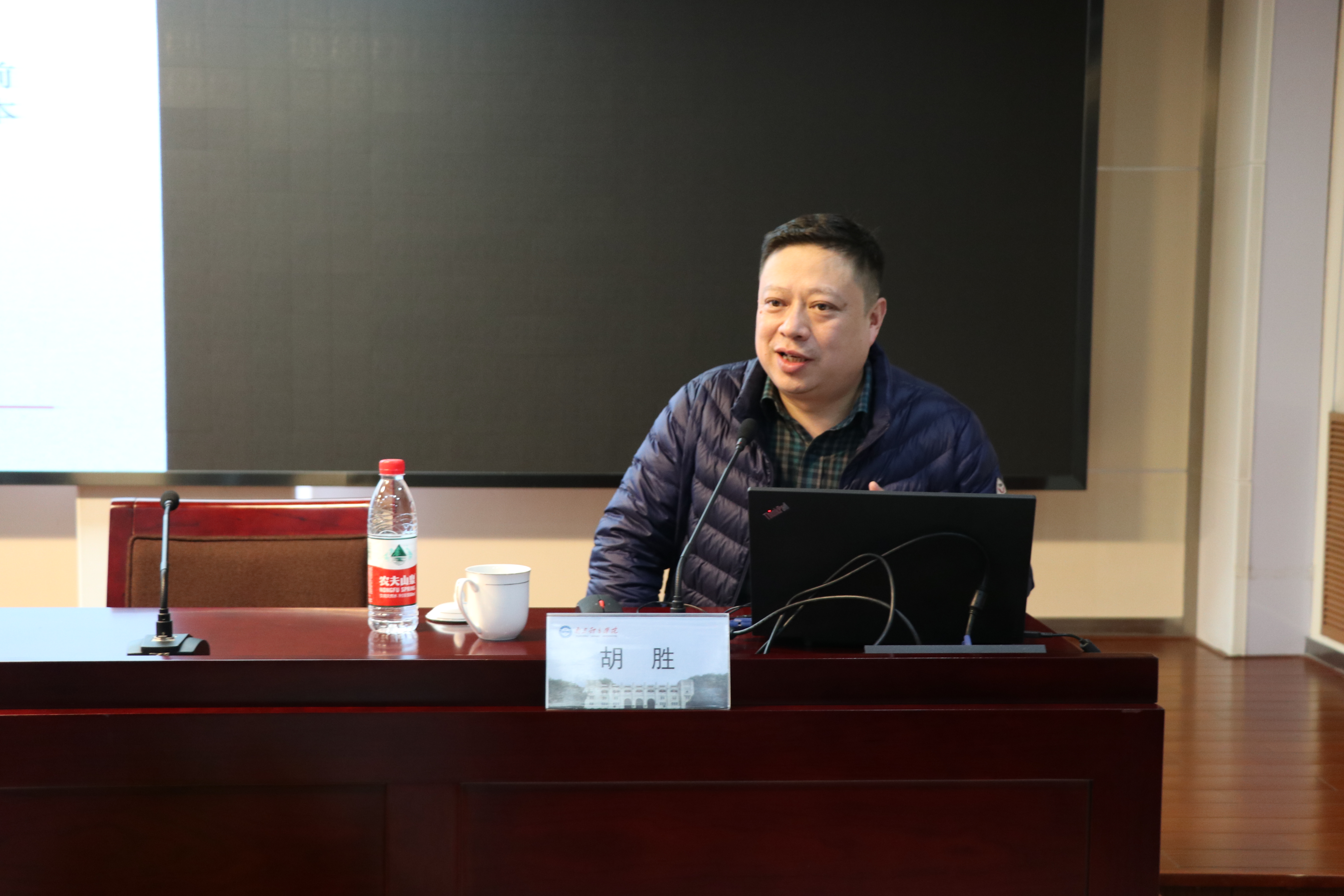 我校工会举行"不忘初心学劳模 牢记使命跟党走"劳模精神进校园宣讲活