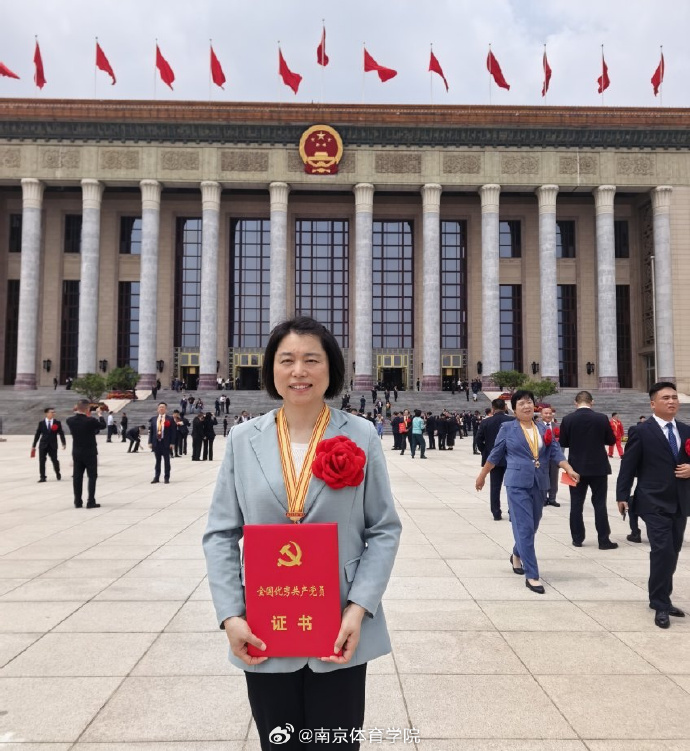 7月1日上午，庆祝中国共产党成立105周年大会在京召开。我校2001级校友、江苏省盱眙县黄花塘镇芦沟社区党总支书记、居委会主任徐玲参加大会。中共中央总书记、国家主席、中央军委主席习近平亲自为她颁发“全国优秀共产党员”证书。 