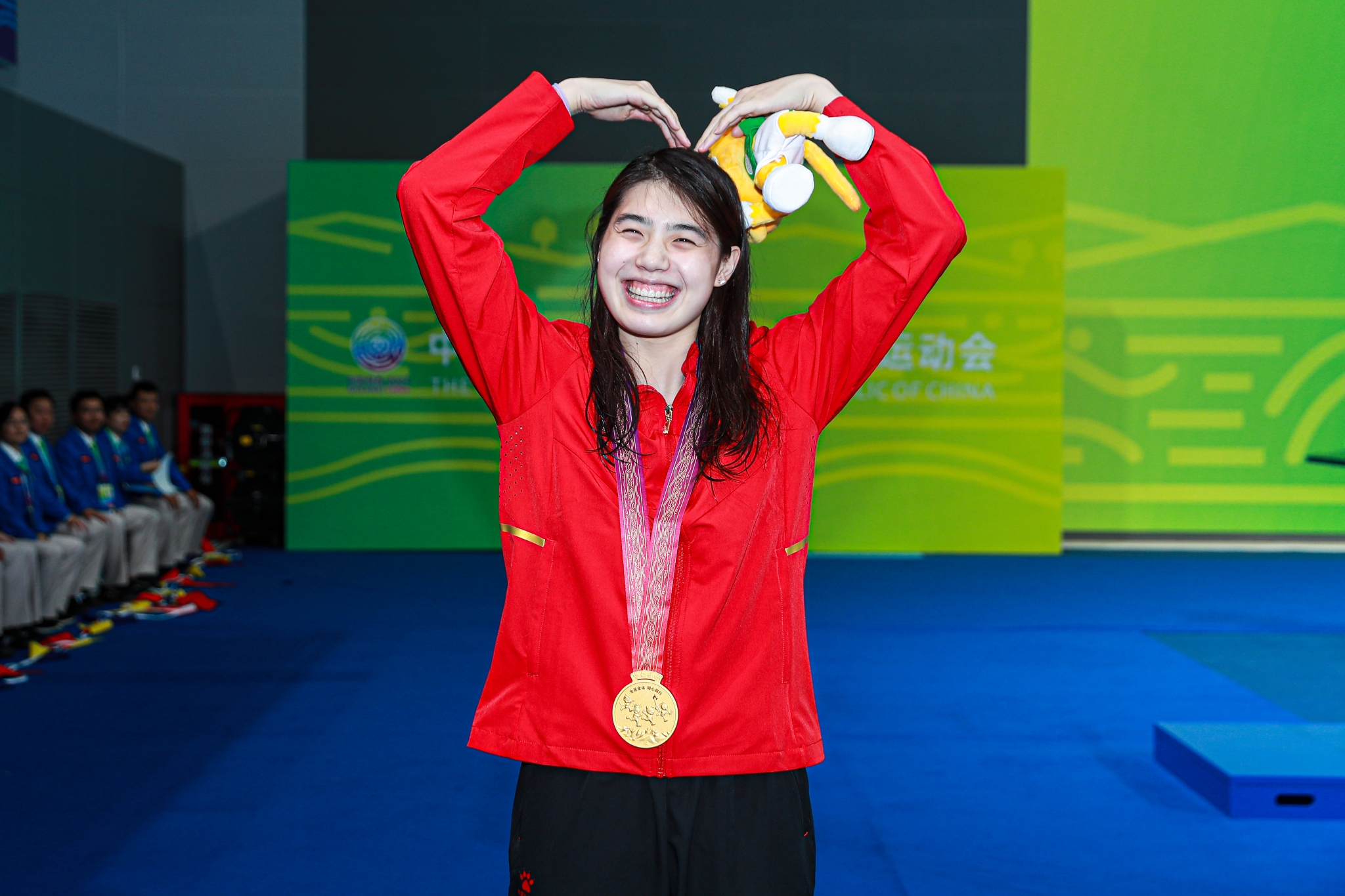 南体运动员张雨霏夺冠后比心
