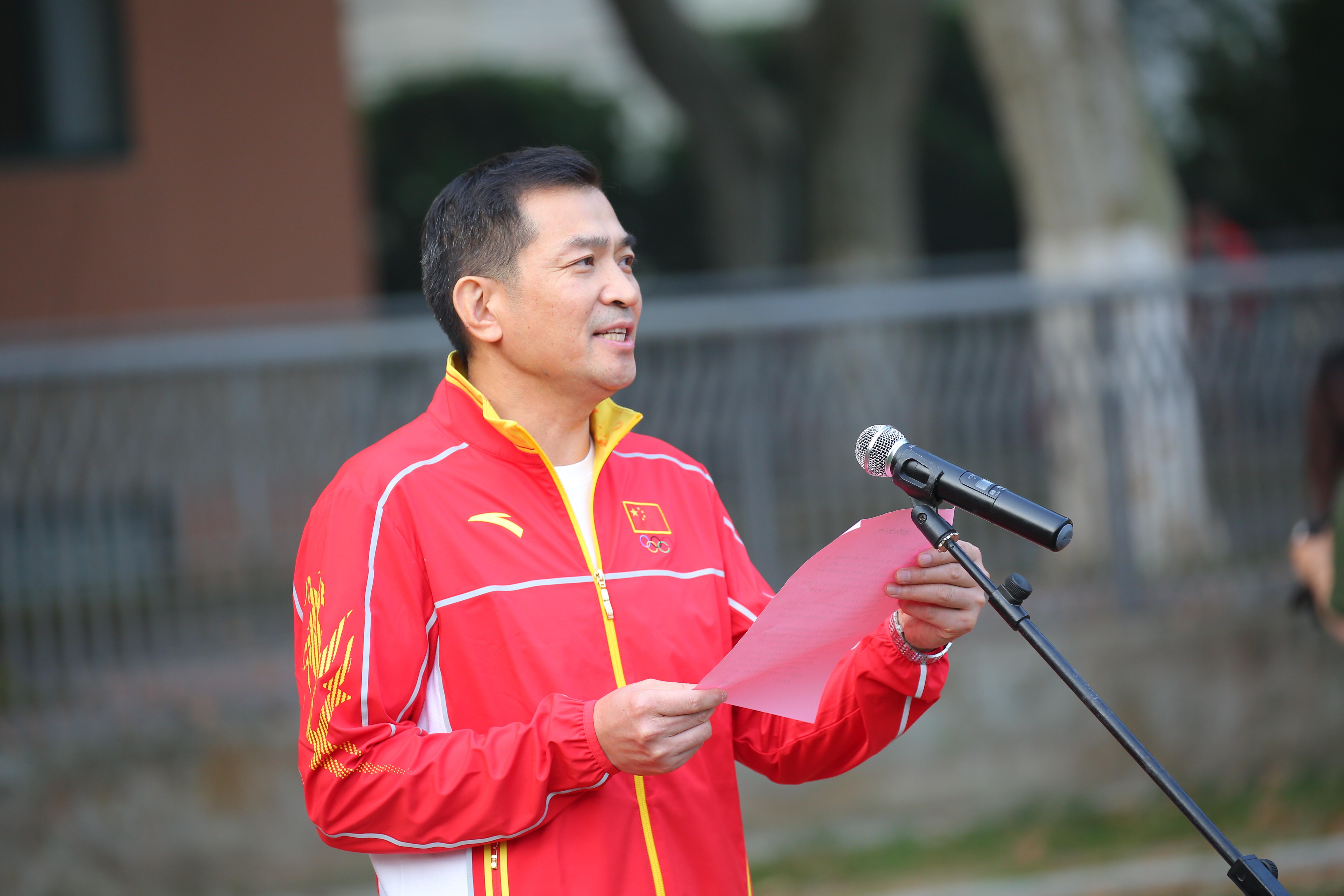 世界蹦床冠军张阔作为运动员代表发言,他号召,作为一名运动员,要时刻