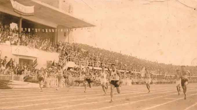 1933年10月，中华民国第五届全运会在中央体育场（现南京体育学院灵谷寺校区内）举行。在百米赛跑中，中国奥运第一人刘长春（361号）与南京体育学院第二任院长徐镳（左二，565号）同台竞技，分别获得第一、三名。