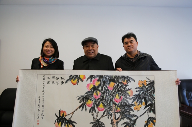 吴老向学院赠送他专为校庆而作的画《桃李芬芳硕果满园》 吴老向学院赠送他专为校庆而作的画《桃李芬芳硕果满园》