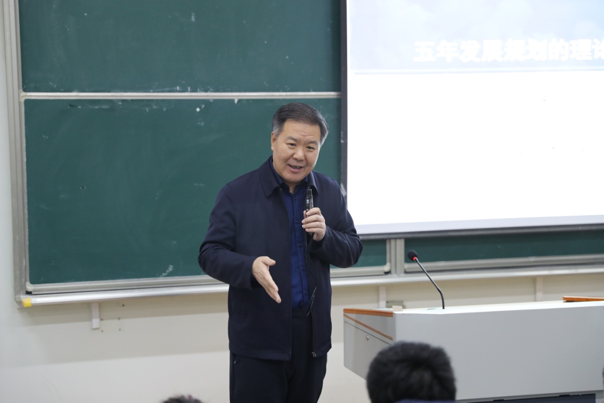 校党委书记朱传耿教授走进思政课堂 宣讲党的十九届五中全会精神