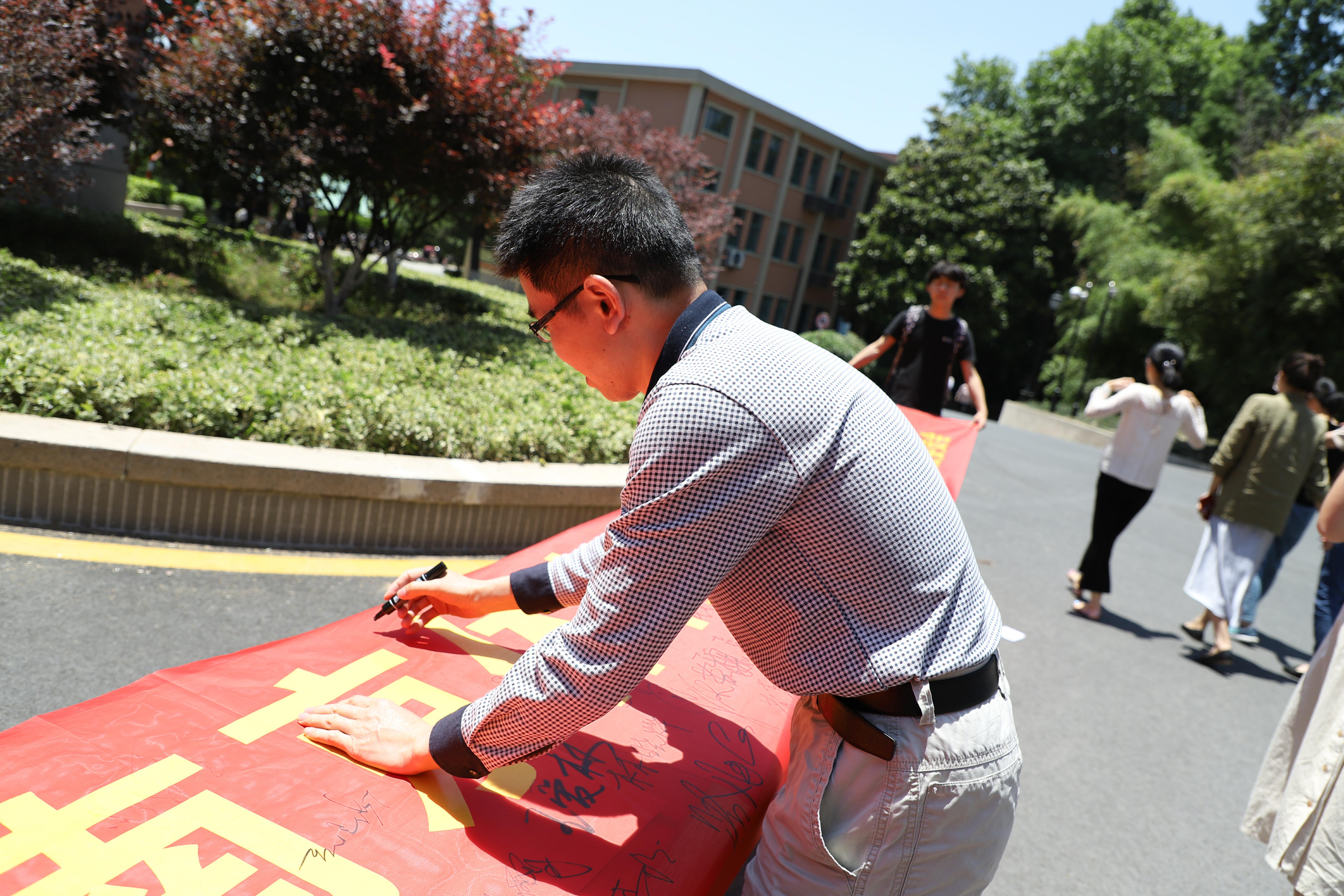 我校"文明用语活动周"签名活动顺利举行