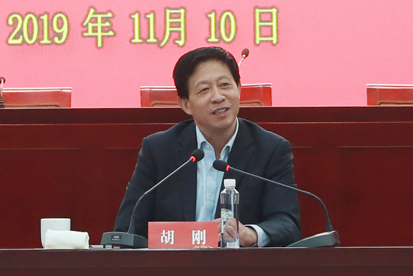 江苏省政协副主席,民盟江苏省委主委,南京中医药大学校长胡刚讲话