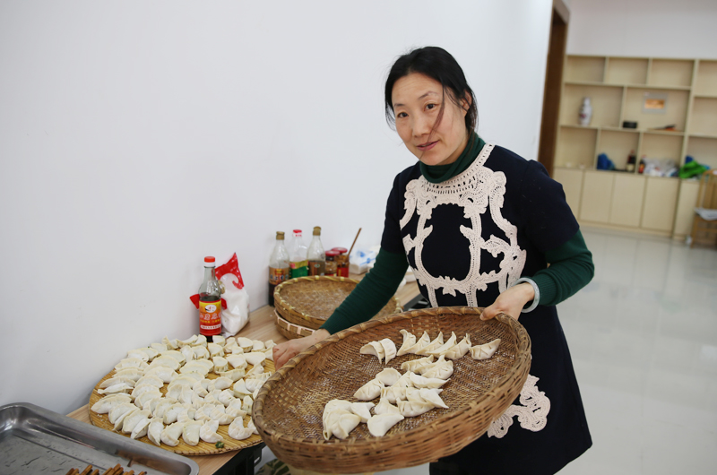 机关分工会举办 "三八妇女节"女职工包饺子活动