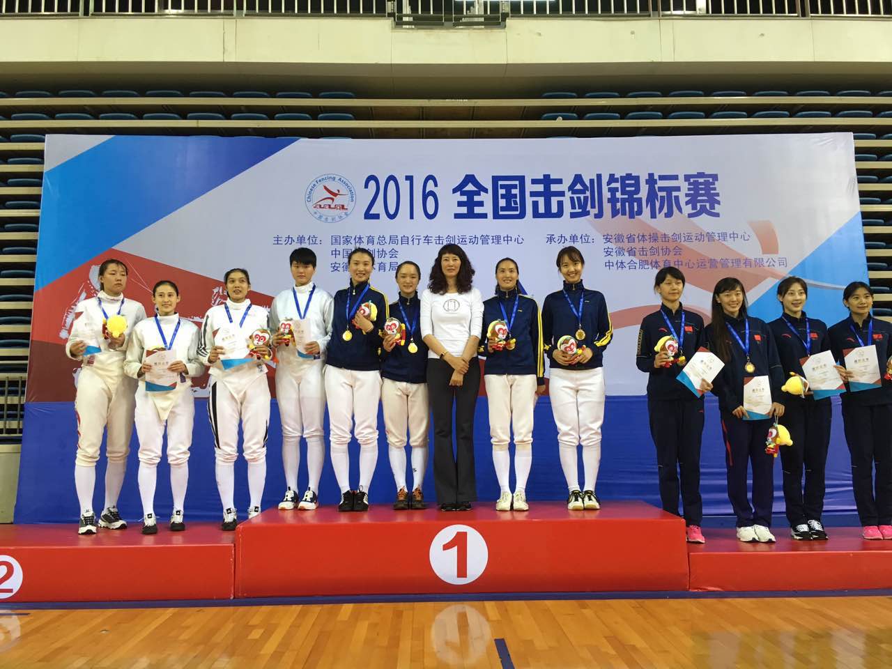 在团体比赛中,女子花剑选手施云,石雅楠,霍欣兴,龚雨表现出色,时