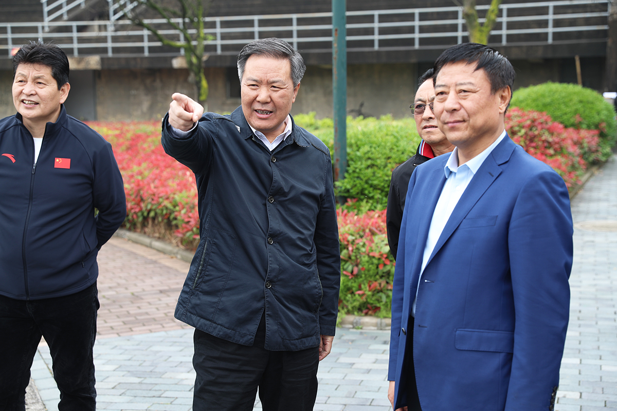 内蒙古自治区体育局局长谭景峰一行到访我校参观调研